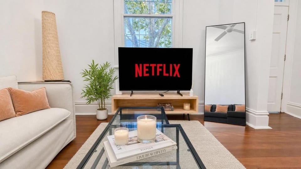 Property building, Communal lounge/ TV room, TV and multimedia, Living room, Seating area, Evening entertainment, Text overlay