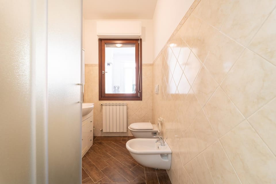 Toilet, Bathroom, bidet, towels