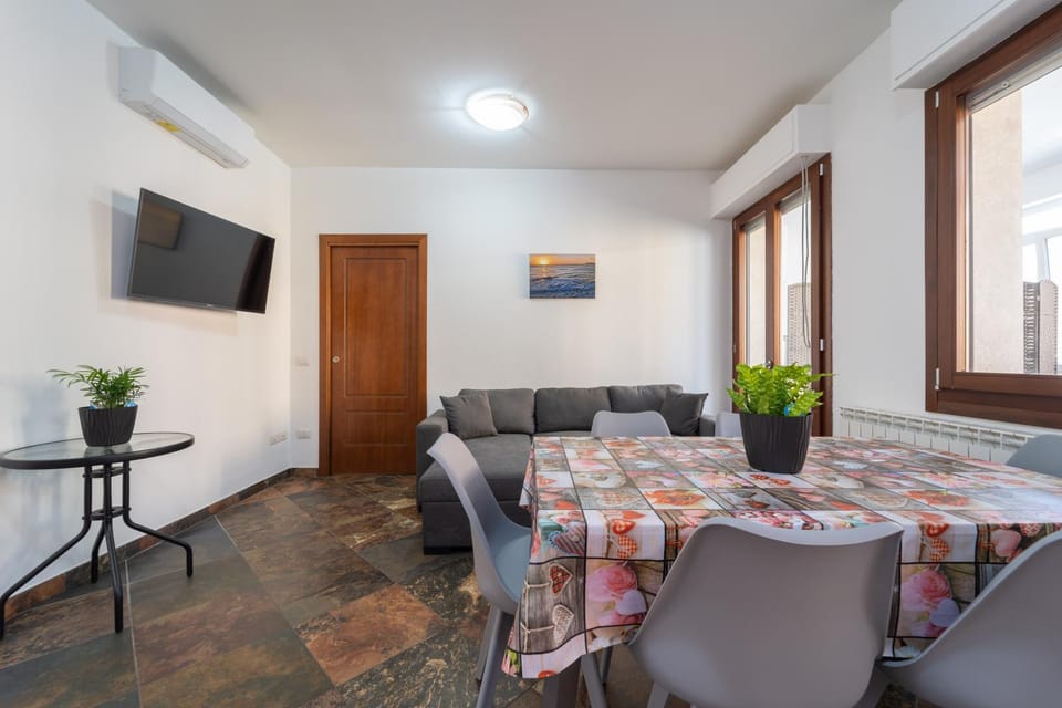 Communal lounge/ TV room, TV and multimedia, Living room, Seating area, Dining area