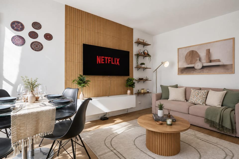 TV and multimedia, Living room, Seating area, Dining area