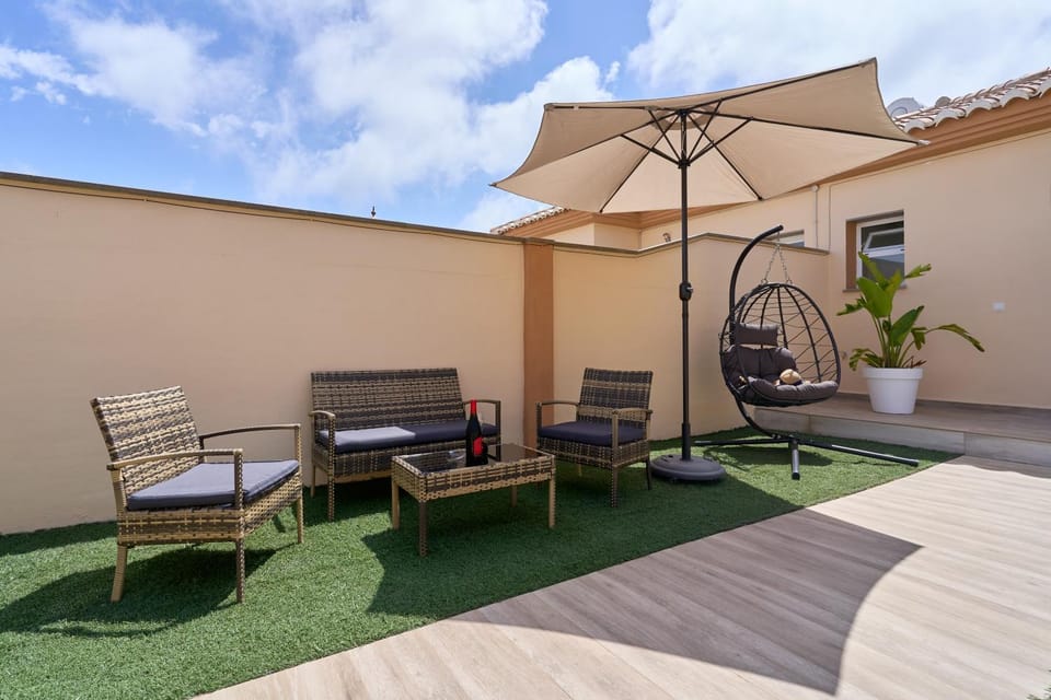 Property building, Balcony/Terrace, Living room