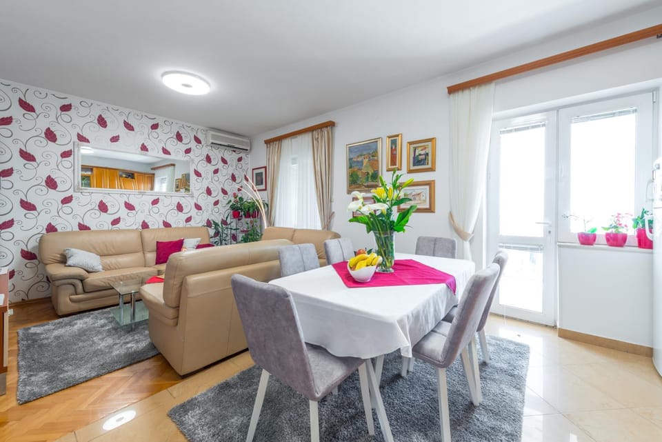 Living room, Seating area, Dining area