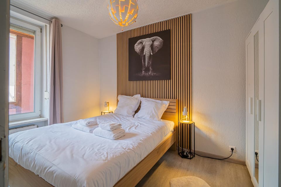 Photo of the whole room, Bedroom