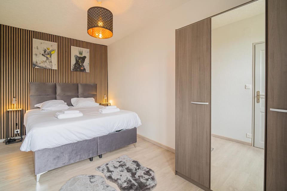 Photo of the whole room, Bedroom