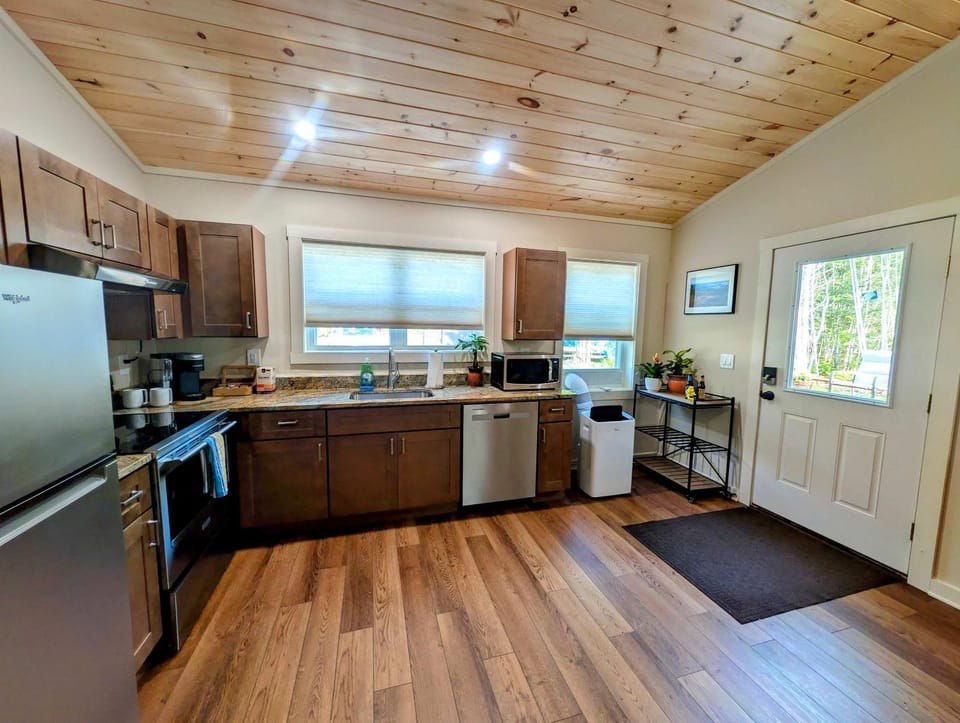 NEW 2BR house 5 min to restaurants hiking 1dog ok House in Surry