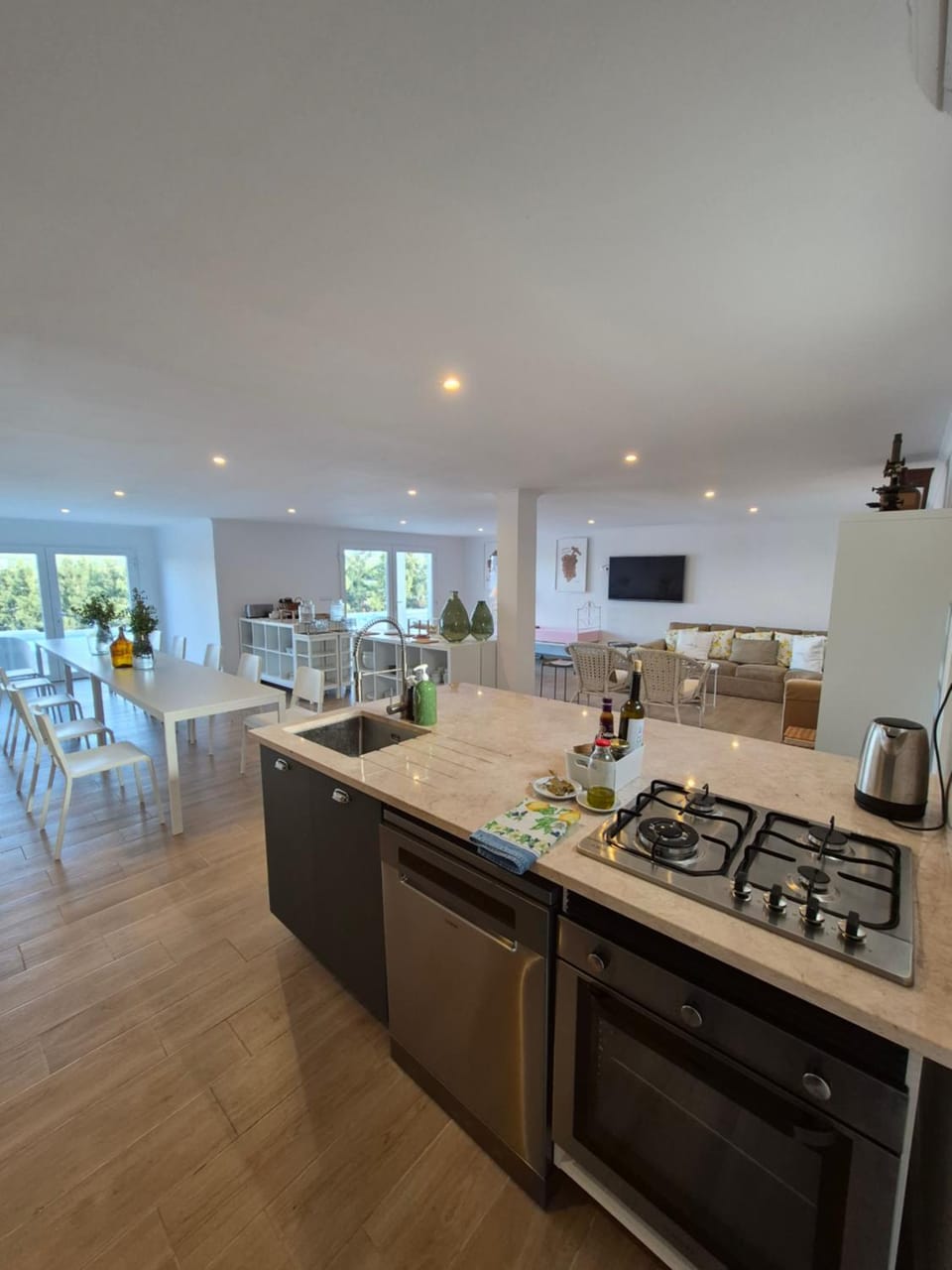 Kitchen or kitchenette, Dining area, stove