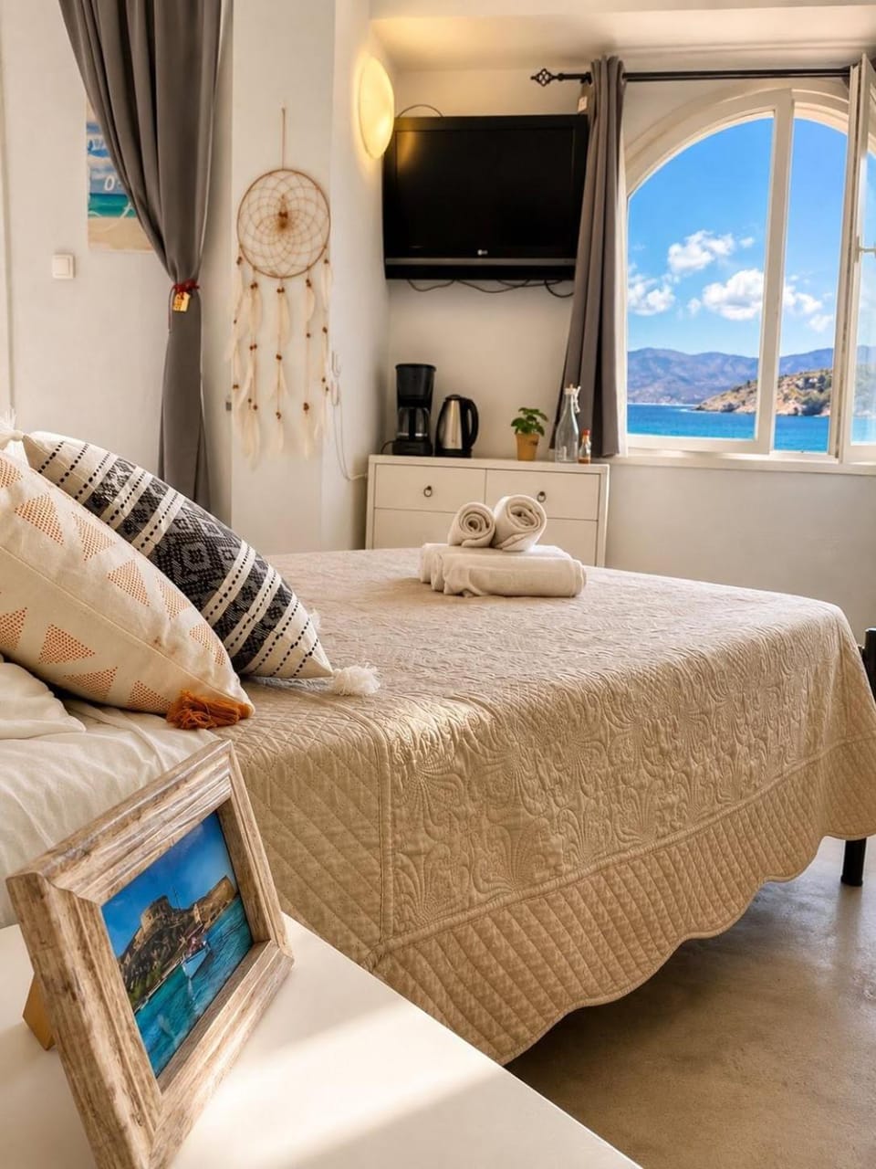 Photo of the whole room, Bedroom