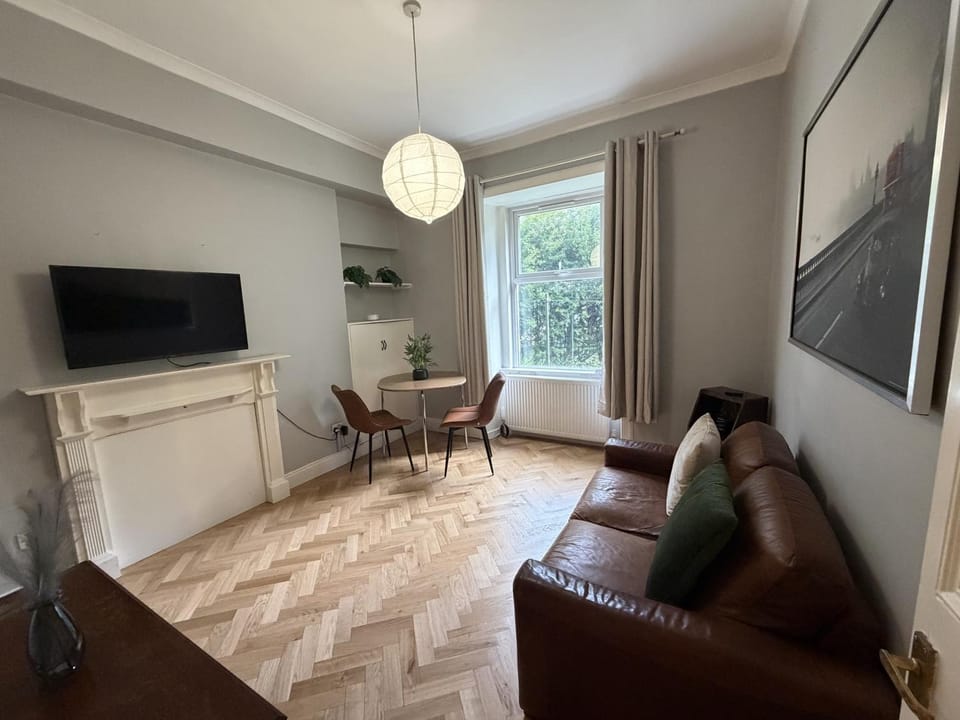 TV and multimedia, Seating area, Dining area