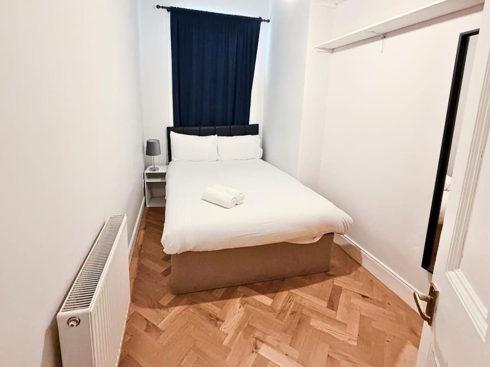 Bed, heating, towels