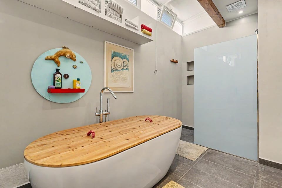 Bathroom, Living room