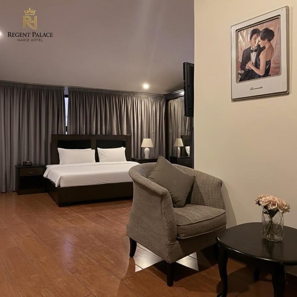 Bed, Photo of the whole room, Seating area, Bedroom