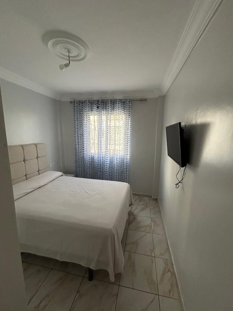 Bed, TV and multimedia, Photo of the whole room, Bedroom
