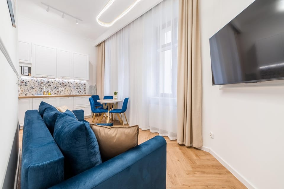 Communal lounge/ TV room, TV and multimedia, Living room, Seating area, Evening entertainment