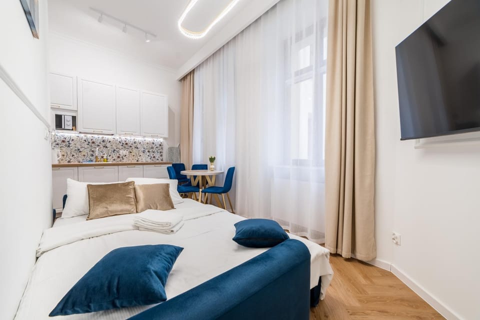 Communal lounge/ TV room, Bed, TV and multimedia, Living room, Photo of the whole room, Seating area, Evening entertainment, Bedroom