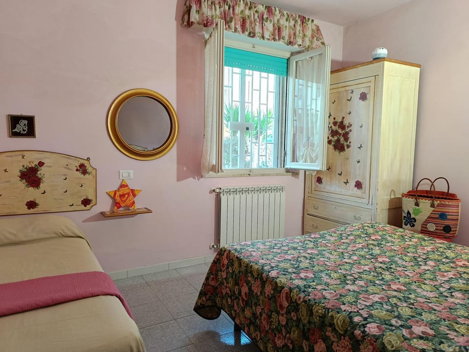 Bed, Photo of the whole room, Bedroom, internet, wardrobe