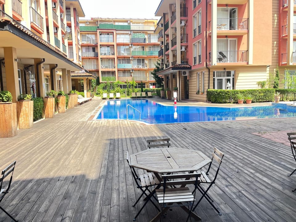 Day, Seating area, Swimming pool