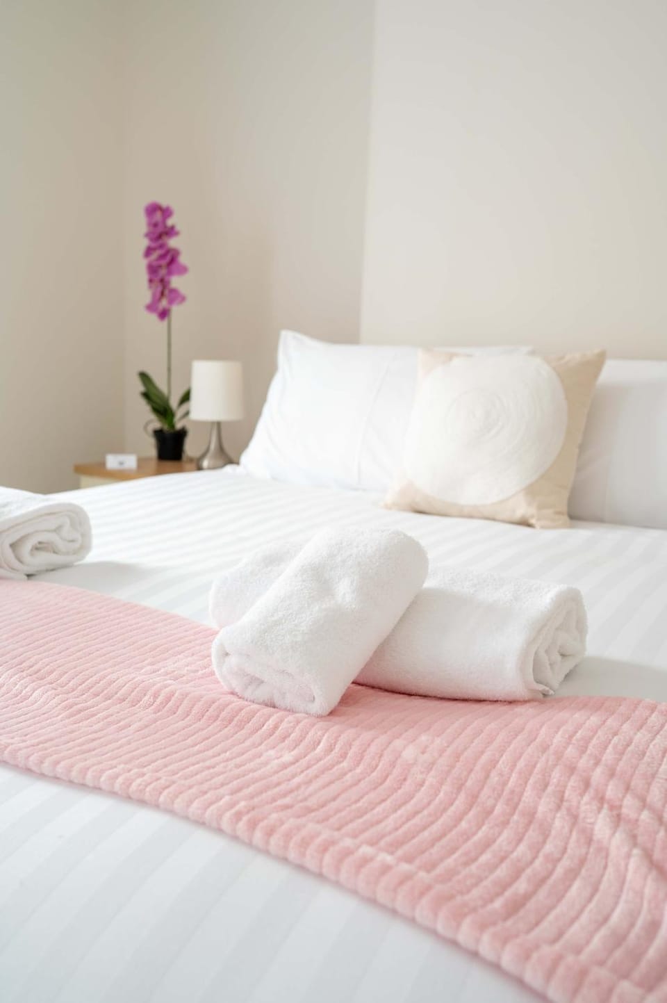 Bed, Bedroom, towels