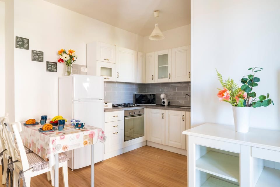 Kitchen or kitchenette, Dining area, microwave, oven, stove