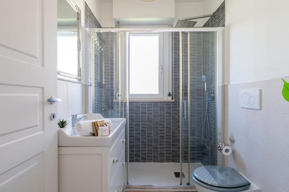 Shower, Toilet, Bathroom, towels