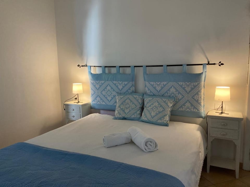 Bedroom, towels