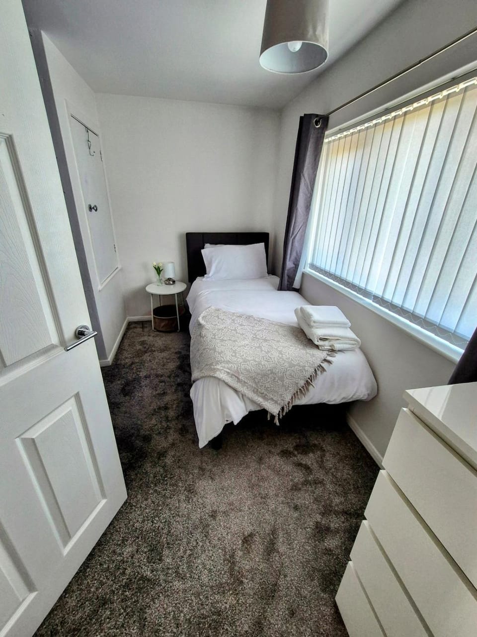 A bright & cosy two-bedroom flat Sleeps 3 Full Kitchen Apartment in Nottingham