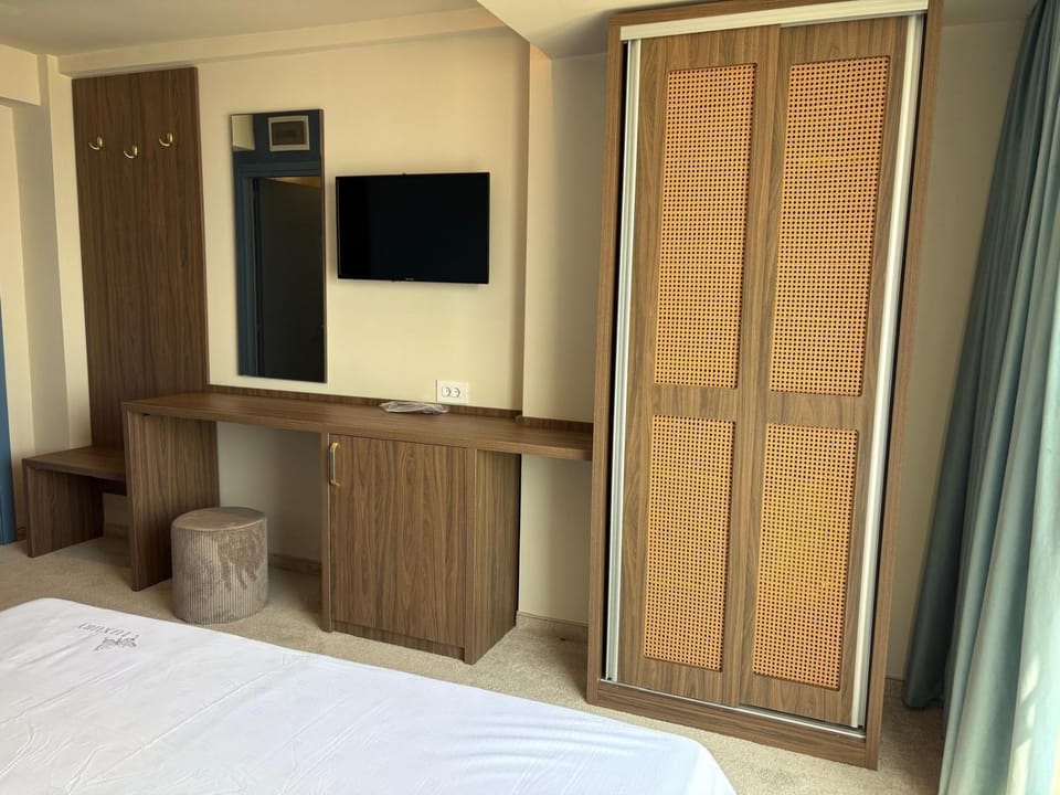 Photo of the whole room, wardrobe