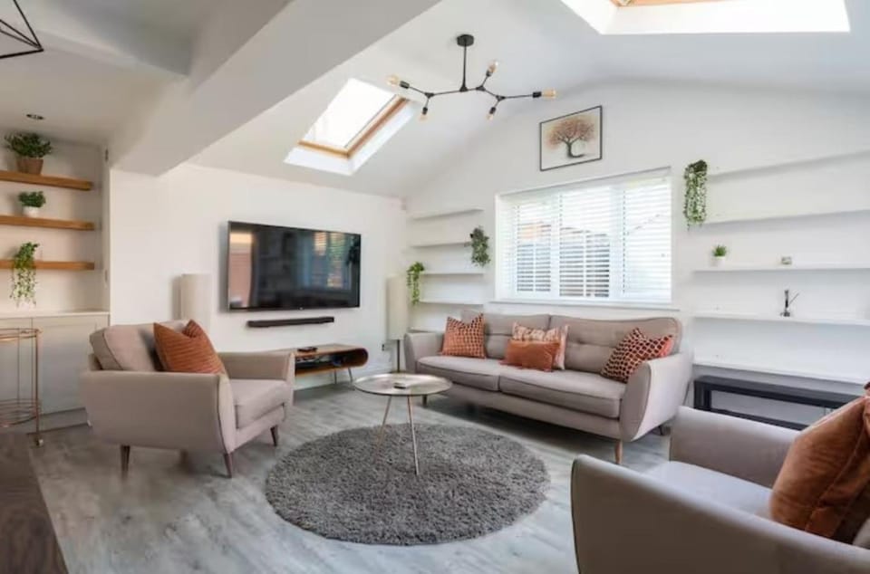 Communal lounge/ TV room, TV and multimedia, Living room, Seating area, Evening entertainment