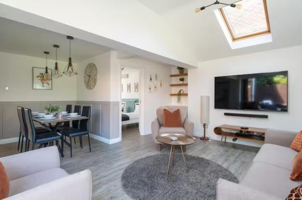 Communal lounge/ TV room, TV and multimedia, Living room, Seating area, Dining area, Evening entertainment