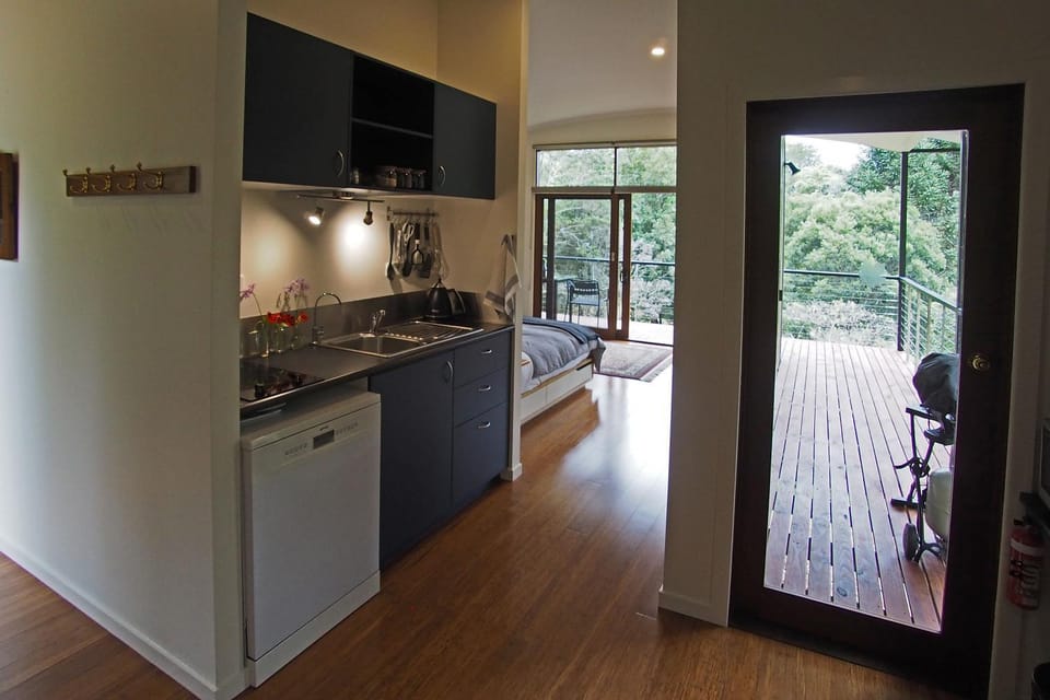 Kitchen or kitchenette, dishwasher, stove