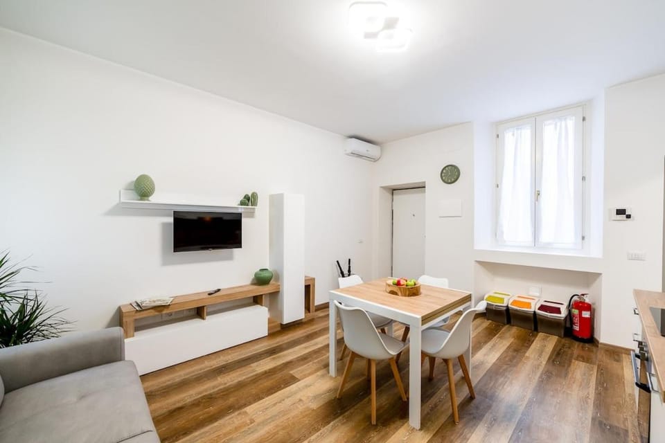 Communal lounge/ TV room, TV and multimedia, Kitchen or kitchenette, Living room, Seating area, Dining area, air conditioner