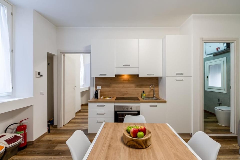 Bathroom, Kitchen or kitchenette, Dining area, oven, stove