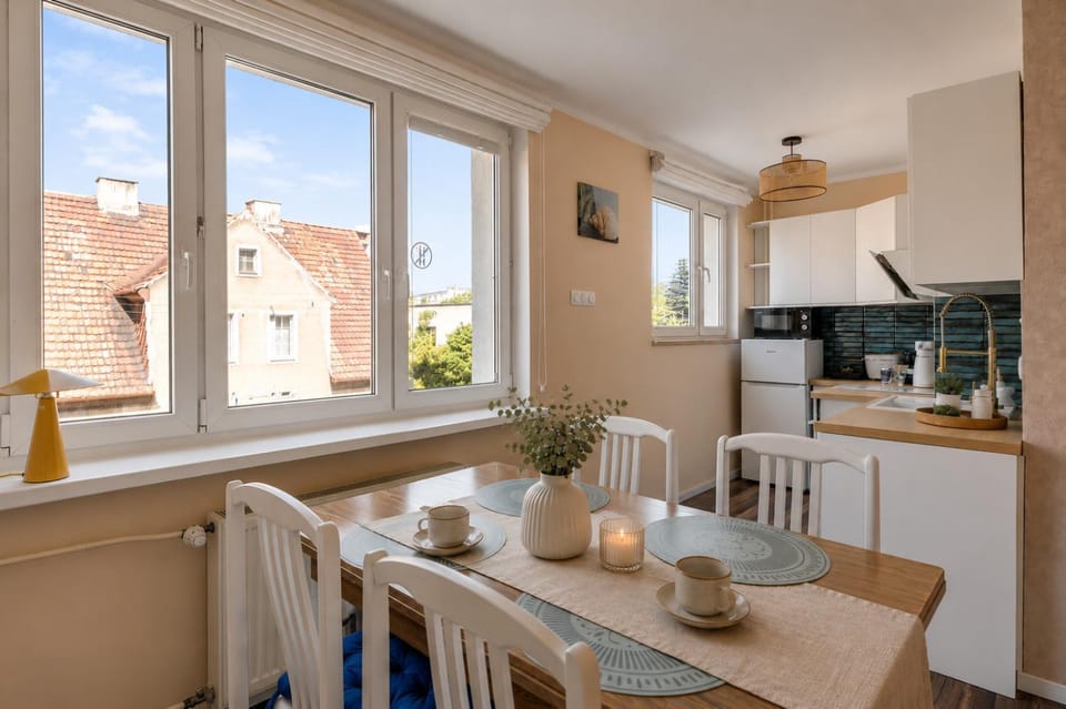 Kitchen or kitchenette, Dining area, stove