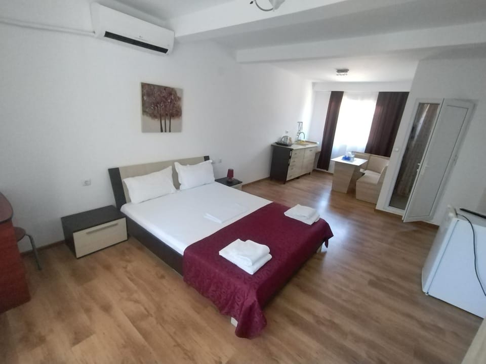 Bed, Kitchen or kitchenette, internet