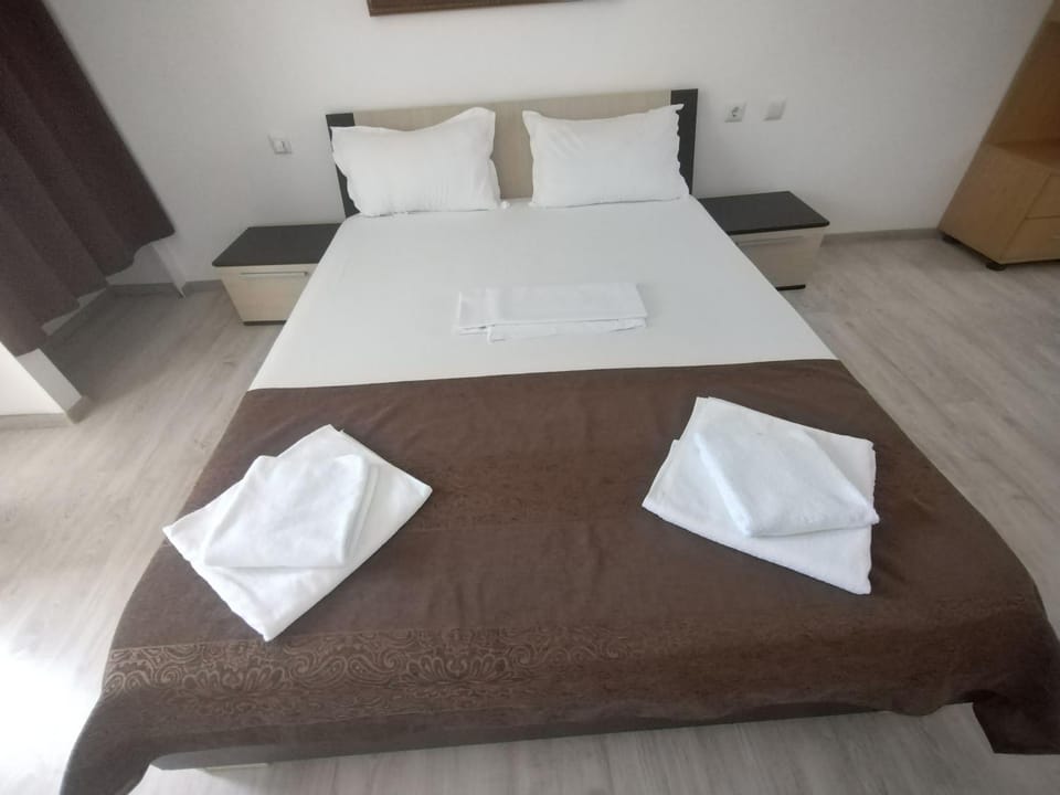 Bed, Photo of the whole room, towels