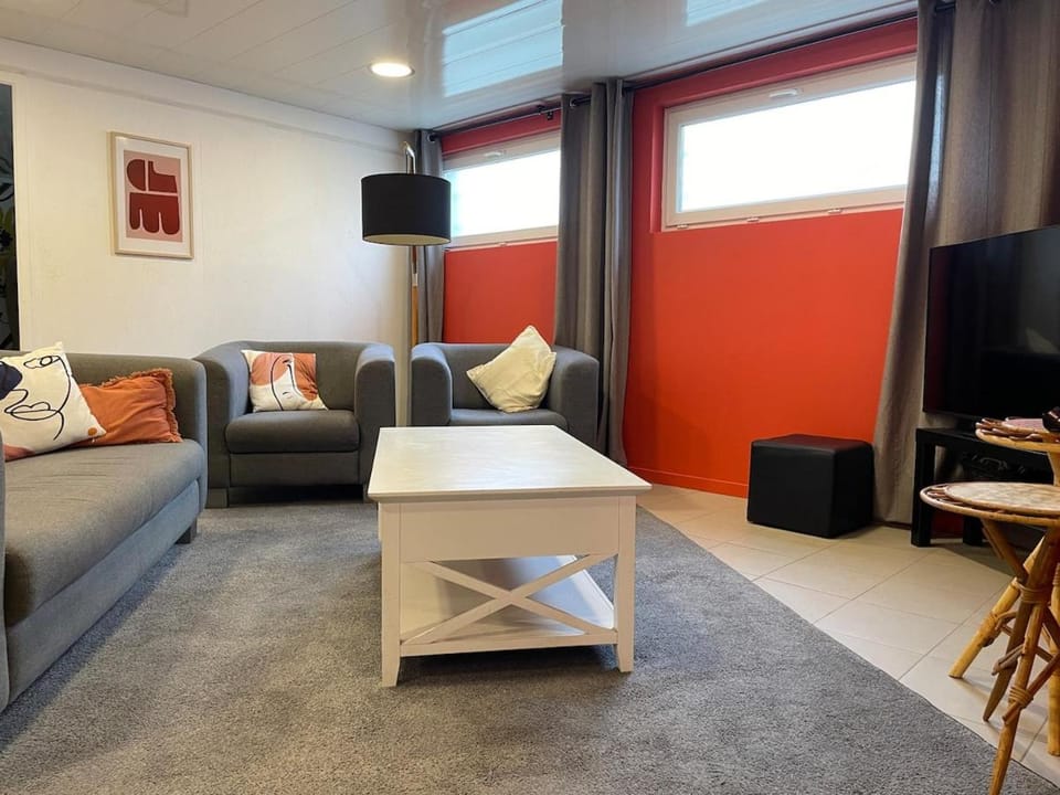 Communal lounge/ TV room