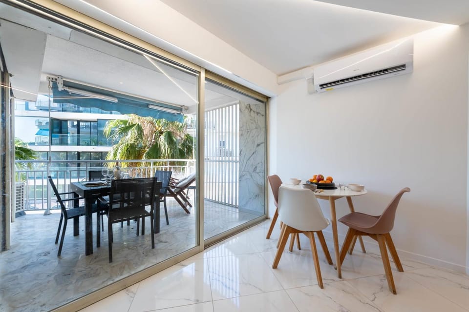 Balcony/Terrace, Dining area, air conditioner