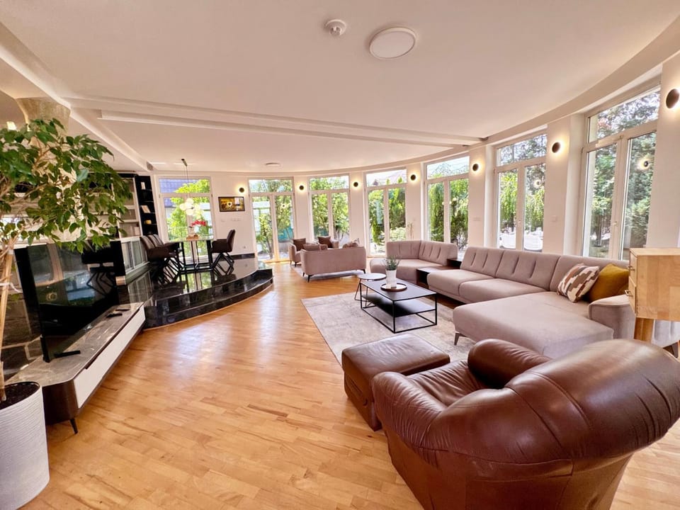 Communal lounge/ TV room, TV and multimedia, Living room, Seating area, Evening entertainment