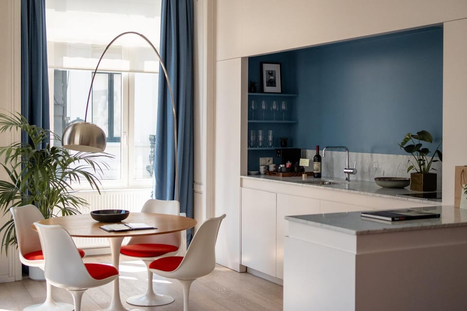 Coffee/tea facilities, Kitchen or kitchenette, Seating area, Dining area