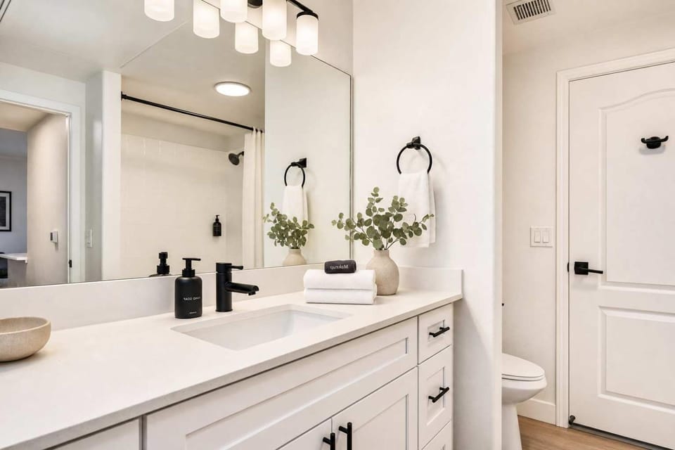 Boulevard Stays Quiet Modern 1BR with Pickleball Pool Parking & Gym Apartment in Gilbert