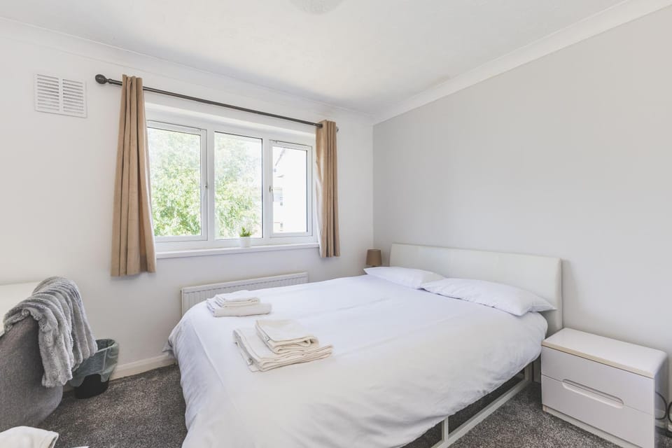 Modern 2BDR Flat w Parking Near Heathrow and Tube Apartment in London Borough of Hillingdon