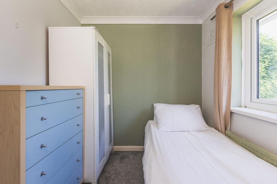 Modern 2BDR Flat w Parking Near Heathrow and Tube Apartment in London Borough of Hillingdon