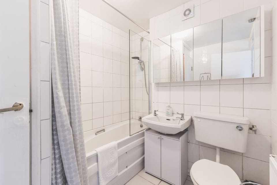 Modern 2BDR Flat w Parking Near Heathrow and Tube Apartment in London Borough of Hillingdon