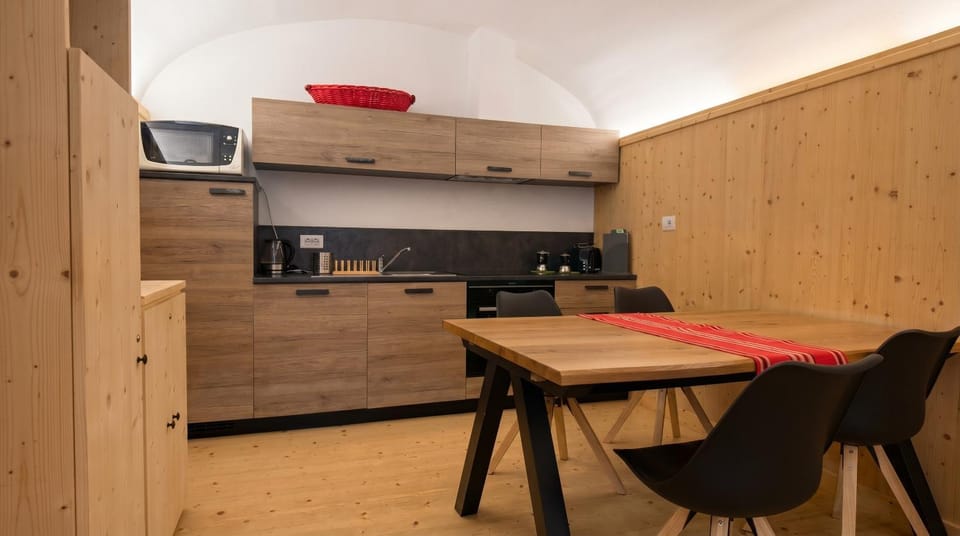 Dining area, kitchen