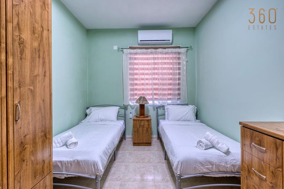 Bed, Photo of the whole room, Bedroom, towels, air conditioner