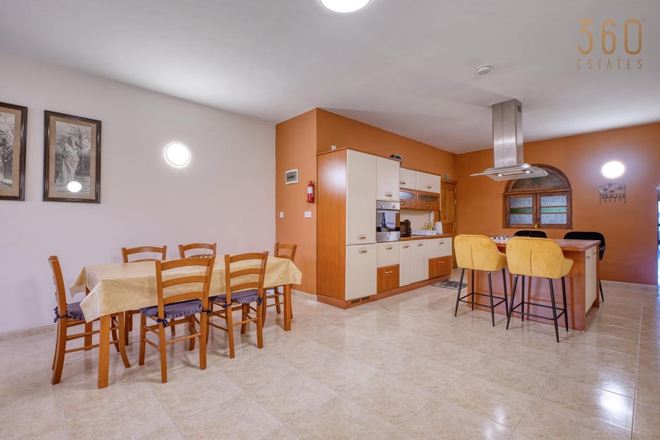 Kitchen or kitchenette, Seating area, Dining area, oven, stove