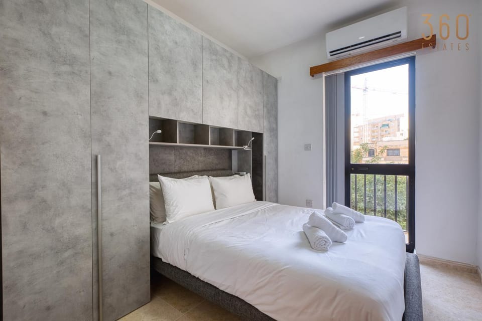 Bed, Photo of the whole room, Bedroom, towels, air conditioner