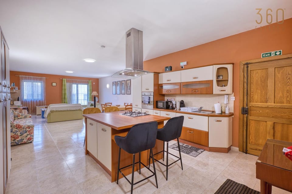 Kitchen or kitchenette, Living room, Seating area, Dining area, stove