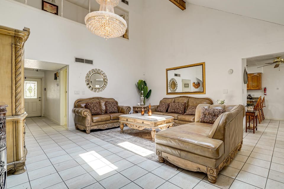 3 Mi to El Paso Mission Trail! Group-Ready Escape House in El Paso