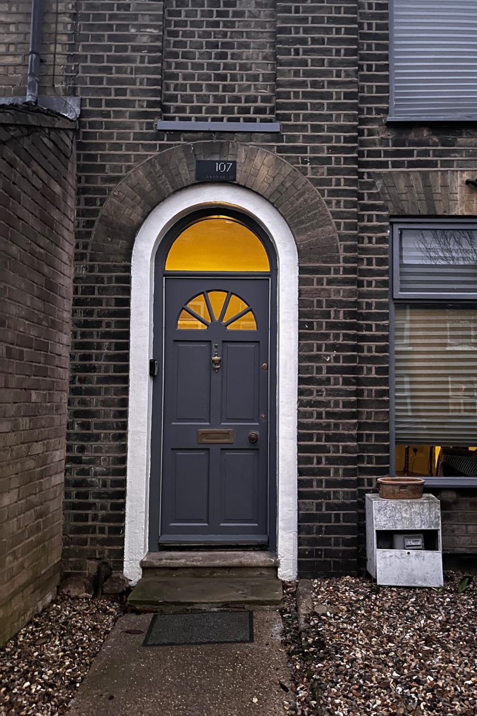 Property building, Facade/entrance, Day, Decorative detail