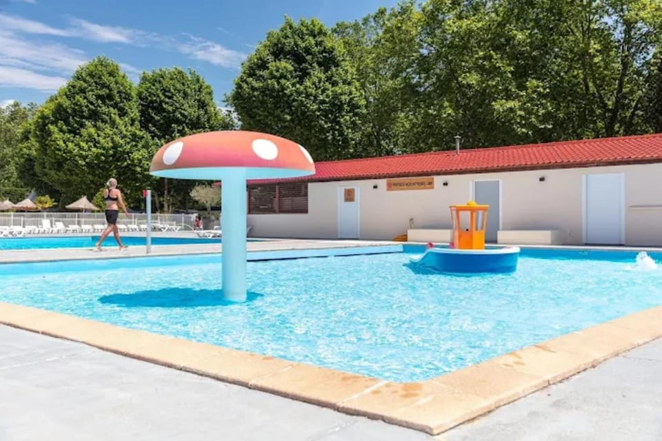 Mobilhome 3 chambres 6 pers House in Auvergne-Rhône-Alpes